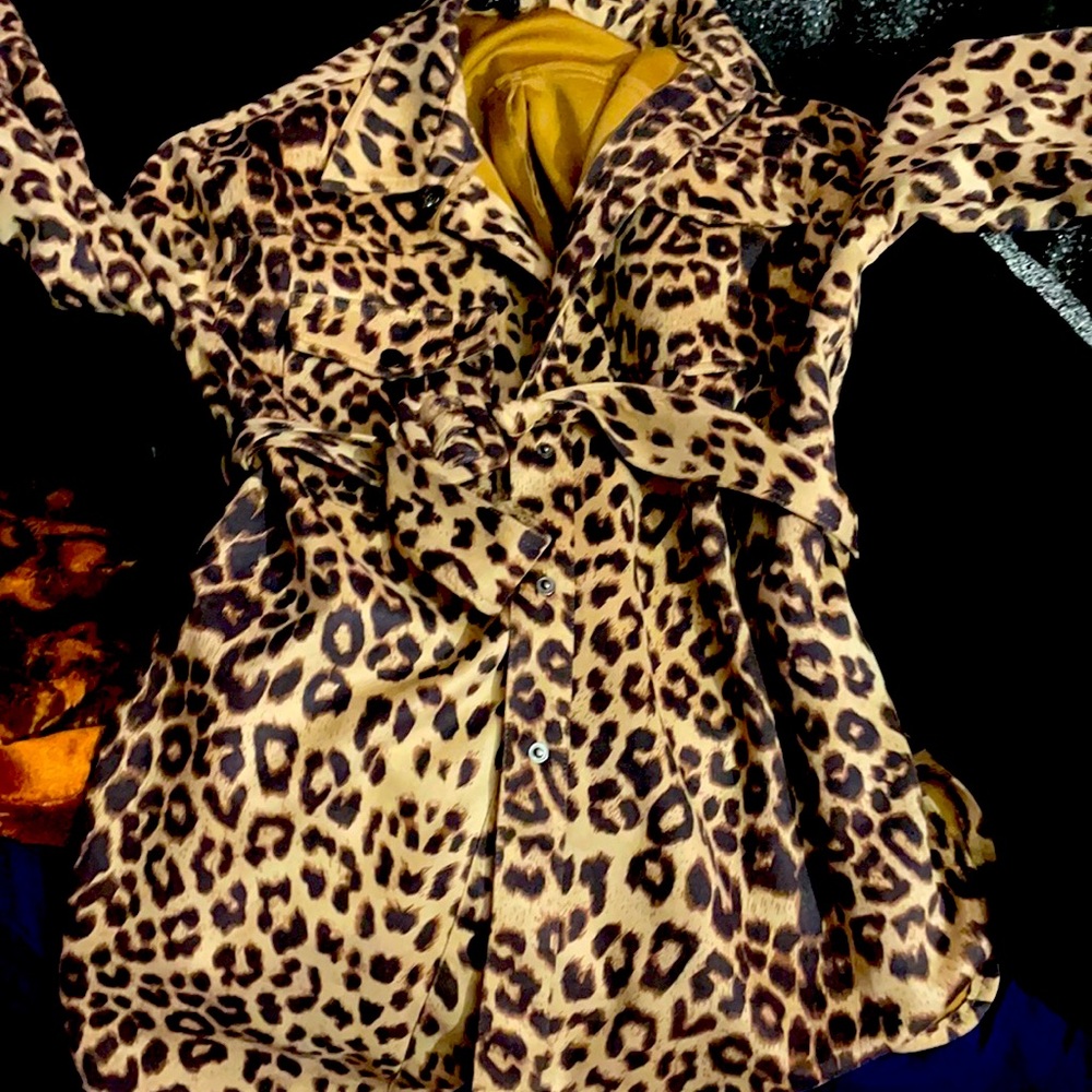 Thin wrap coat w waist buckle size medium
